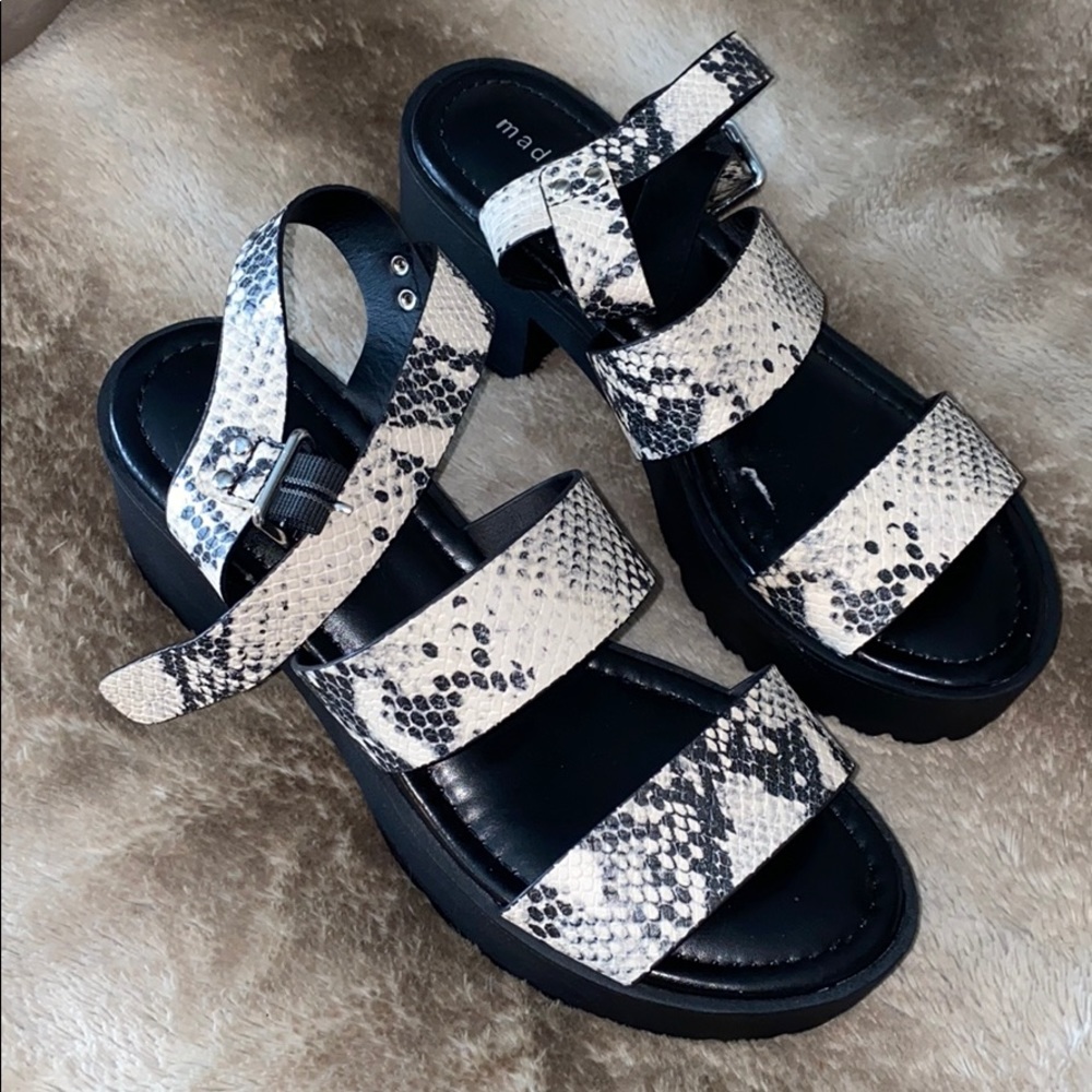 Snake print platform sandals🐍